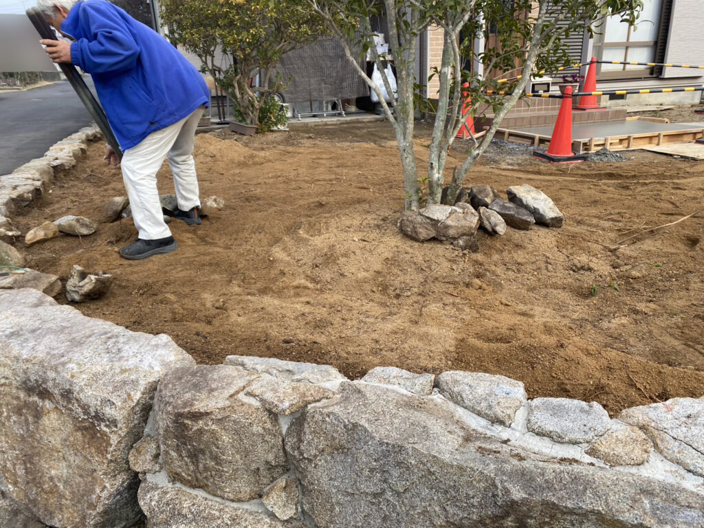 【綾川町Ｓ様邸】庭じまい工事｜生垣や庭木庭石の撤去完了👌生垣に代わる目隠しフェンスを設置します (株)カインズガーデン