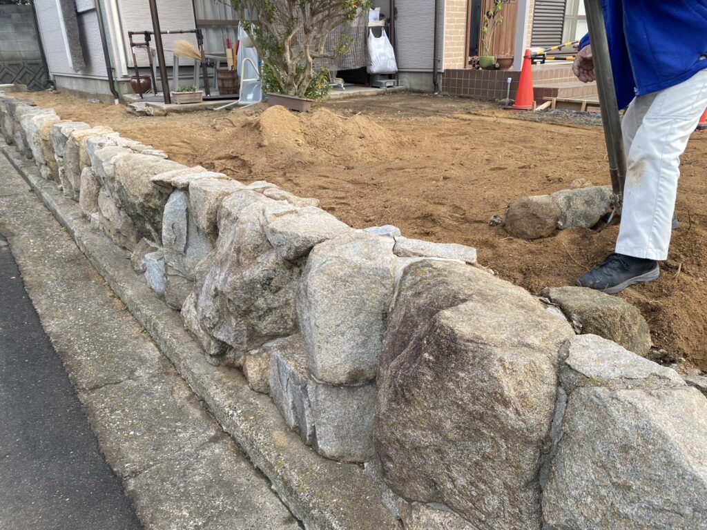 【綾川町Ｓ様邸】庭じまい工事｜生垣や庭木庭石の撤去完了👌生垣に代わる目隠しフェンスを設置します (株)カインズガーデン