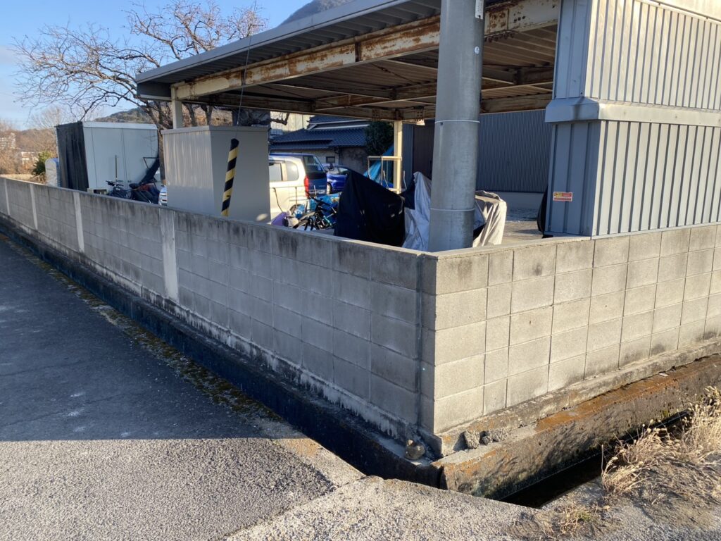 【丸亀市Ｈ様邸】目隠しフェンス工事着工⛑｜境界二面のブロック塀上部に目隠しフェンスを設置します (株)カインズガーデン