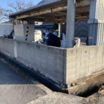 【丸亀市Ｈ様邸】目隠しフェンス工事着工⛑｜境界二面のブロック塀上部に目隠しフェンスを設置します (株)カインズガーデン