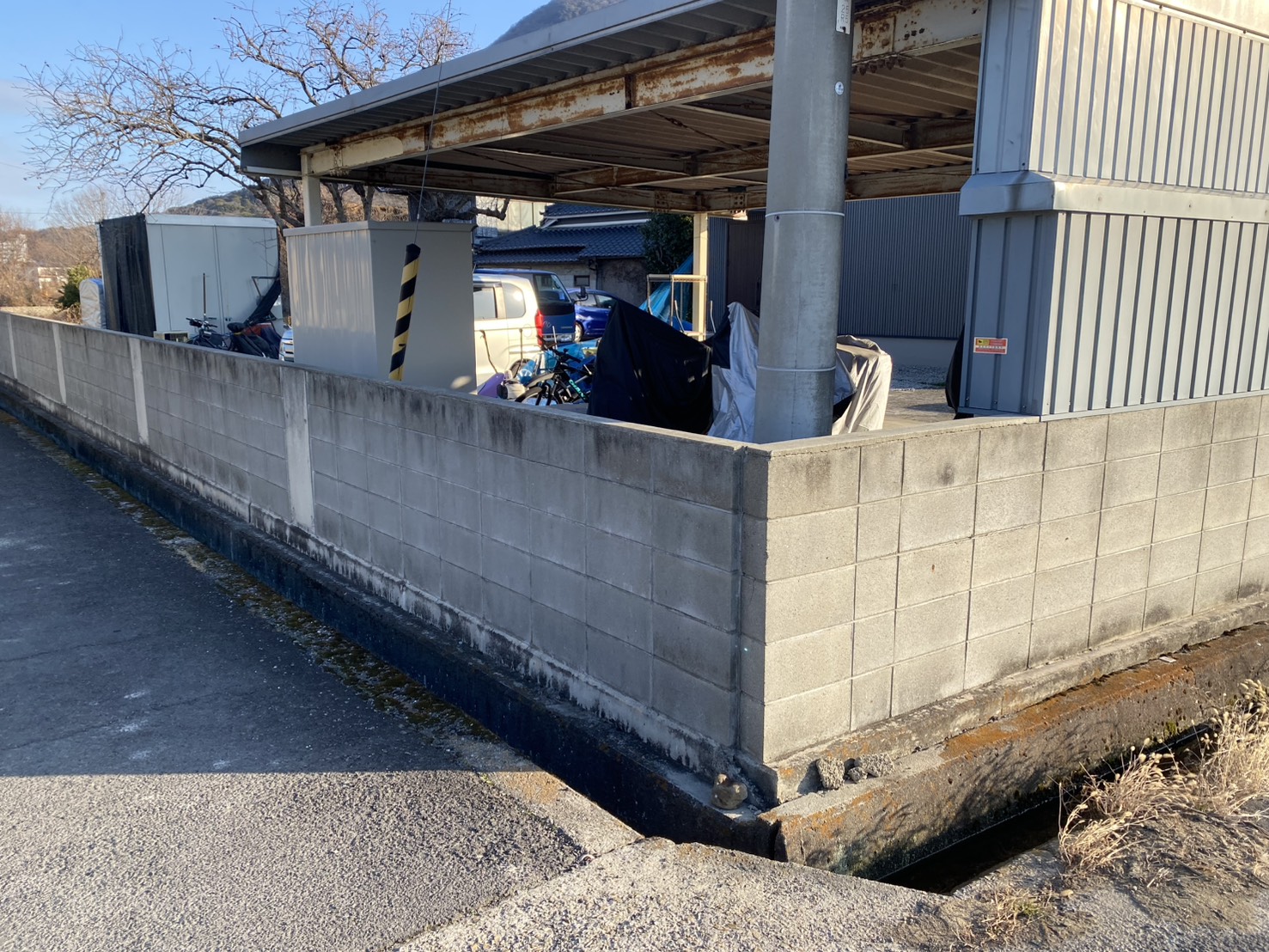 【丸亀市Ｈ様邸】目隠しフェンス工事着工⛑｜境界二面のブロック塀上部に目隠しフェンスを設置します (株)カインズガーデン