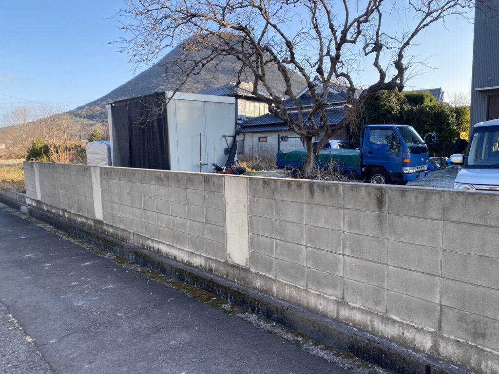 【丸亀市Ｈ様邸】目隠しフェンス工事着工⛑｜境界二面のブロック塀上部に目隠しフェンスを設置します (株)カインズガーデン