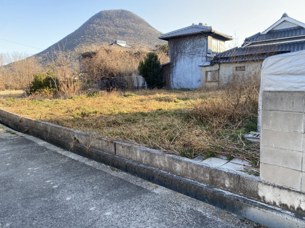 【丸亀市Ｈ様邸】目隠しフェンス工事着工⛑｜境界二面のブロック塀上部に目隠しフェンスを設置します (株)カインズガーデン