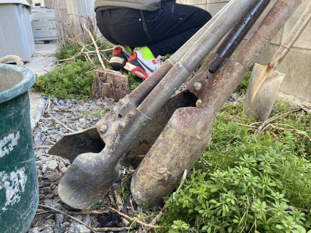 【丸亀市Ｈ様邸】目隠しフェンス工事着工⛑｜境界二面のブロック塀上部に目隠しフェンスを設置します (株)カインズガーデン