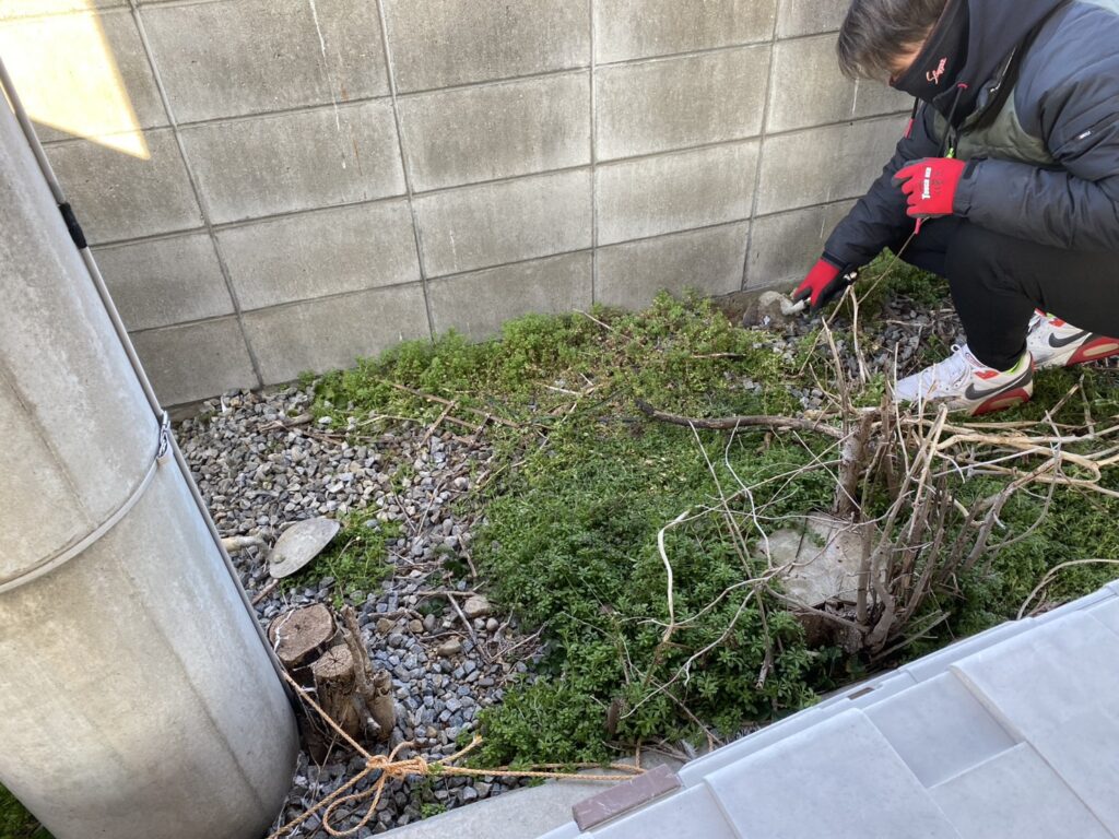 【丸亀市Ｈ様邸】目隠しフェンス工事着工⛑｜境界二面のブロック塀上部に目隠しフェンスを設置します (株)カインズガーデン