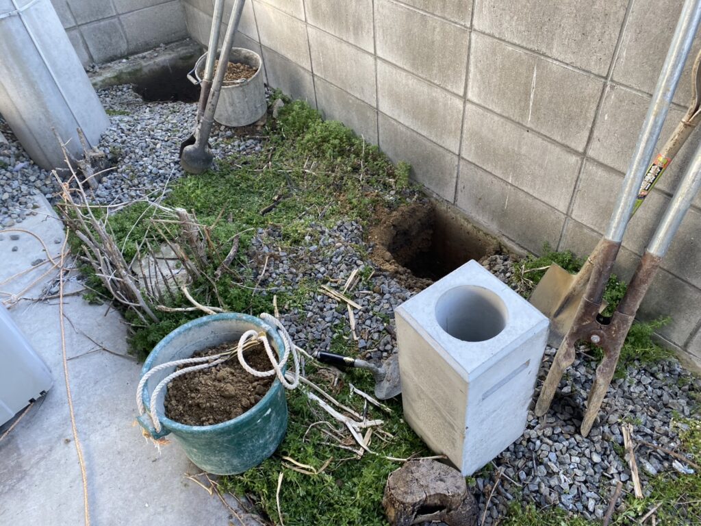 【丸亀市Ｈ様邸】目隠しフェンス工事着工⛑｜境界二面のブロック塀上部に目隠しフェンスを設置します (株)カインズガーデン