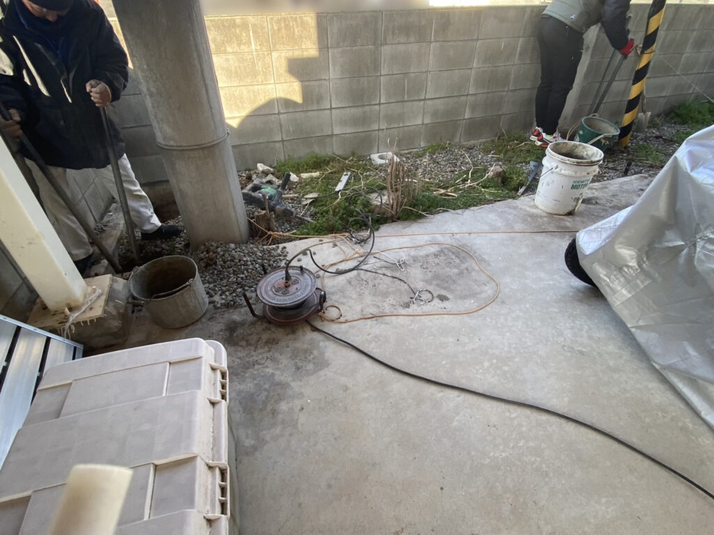 【丸亀市Ｈ様邸】目隠しフェンス工事着工⛑｜境界二面のブロック塀上部に目隠しフェンスを設置します (株)カインズガーデン