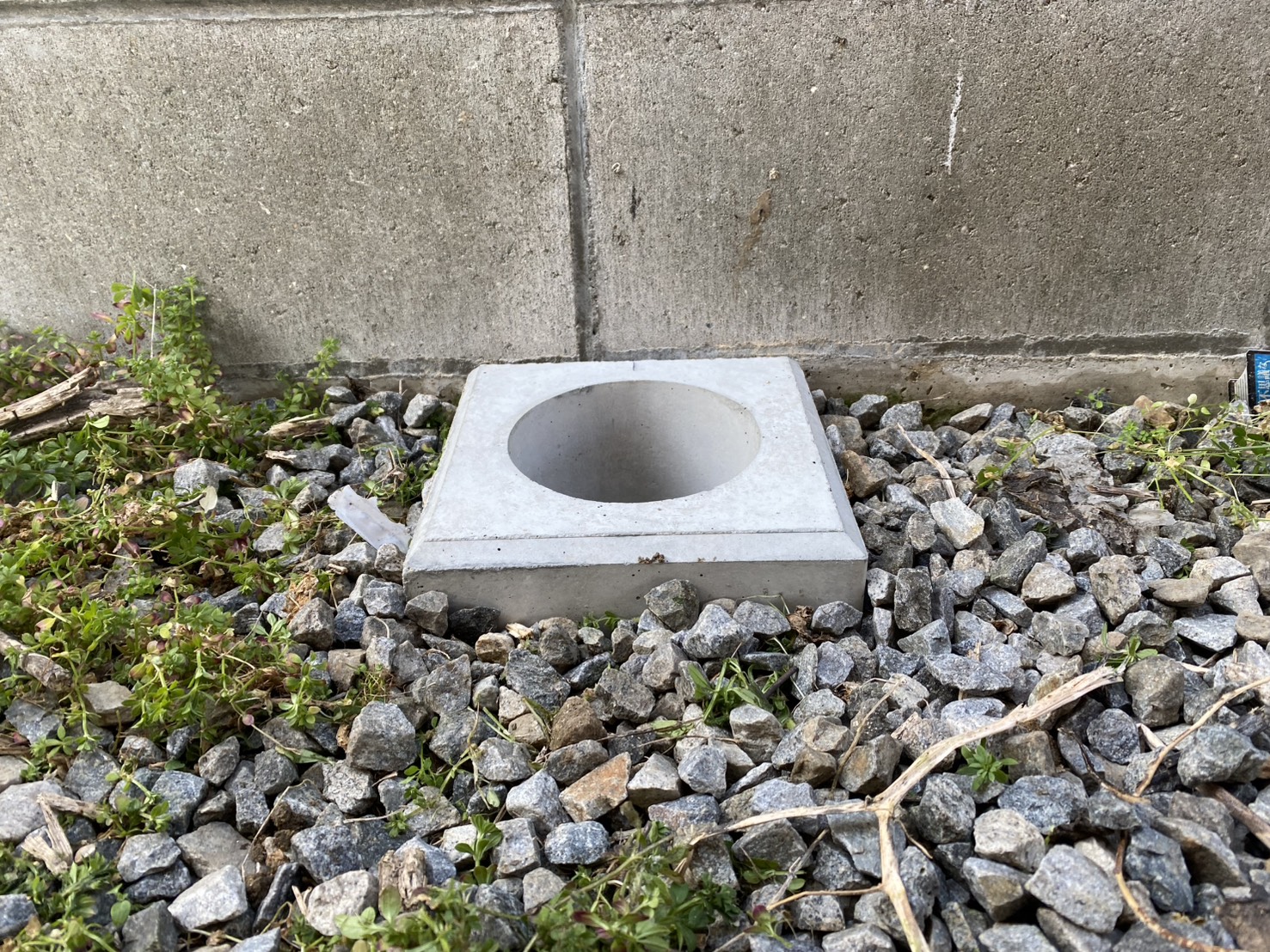 【丸亀市Ｈ様邸】目隠しフェンス工事着工⛑｜境界二面のブロック塀上部に目隠しフェンスを設置します (株)カインズガーデン