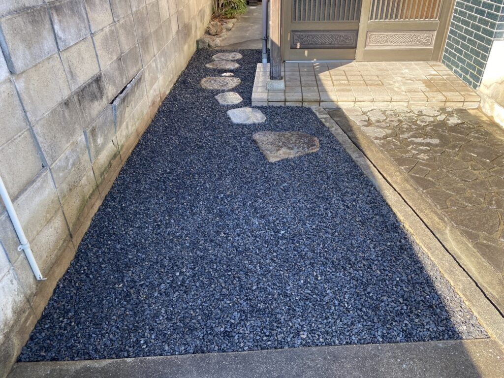 【香川町Ｈ様邸】駐車場拡張＆庭じまい工事㊗完工｜駐車スペース広々✨お庭はスッキリ雑草対策完了💪 (株)カインズガーデン