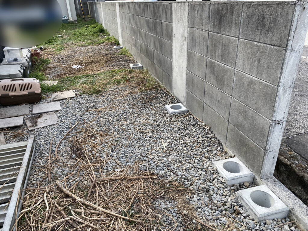 【丸亀市Ｈ様邸】目隠しフェンス工事｜独立基礎とフェンス柱の設置が完了しました (株)カインズガーデン｜香川県の庭仕舞い