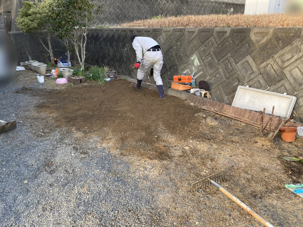 【綾川町Ｓ様邸】庭じまい工事｜生垣の目隠し撤去後は、新たに目隠しフェンスを設置していきます (株)カインズガーデン