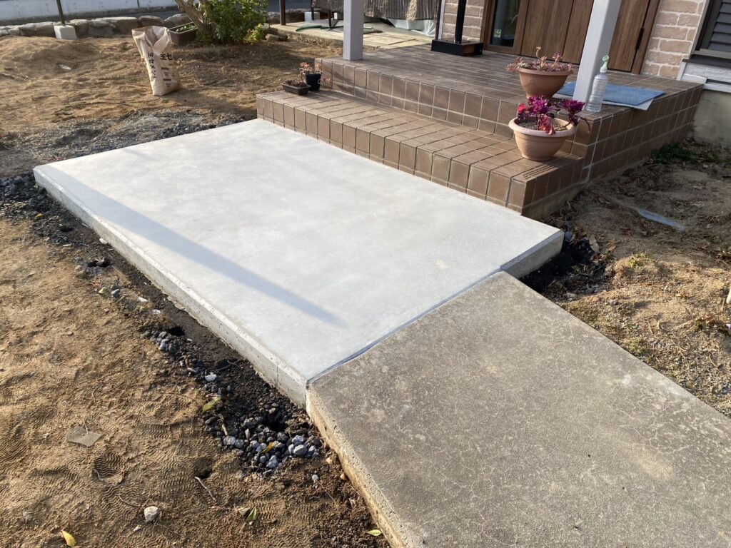 【綾川町Ｓ様邸】庭じまい工事｜生垣の目隠し撤去後は、新たに目隠しフェンスを設置していきます (株)カインズガーデン