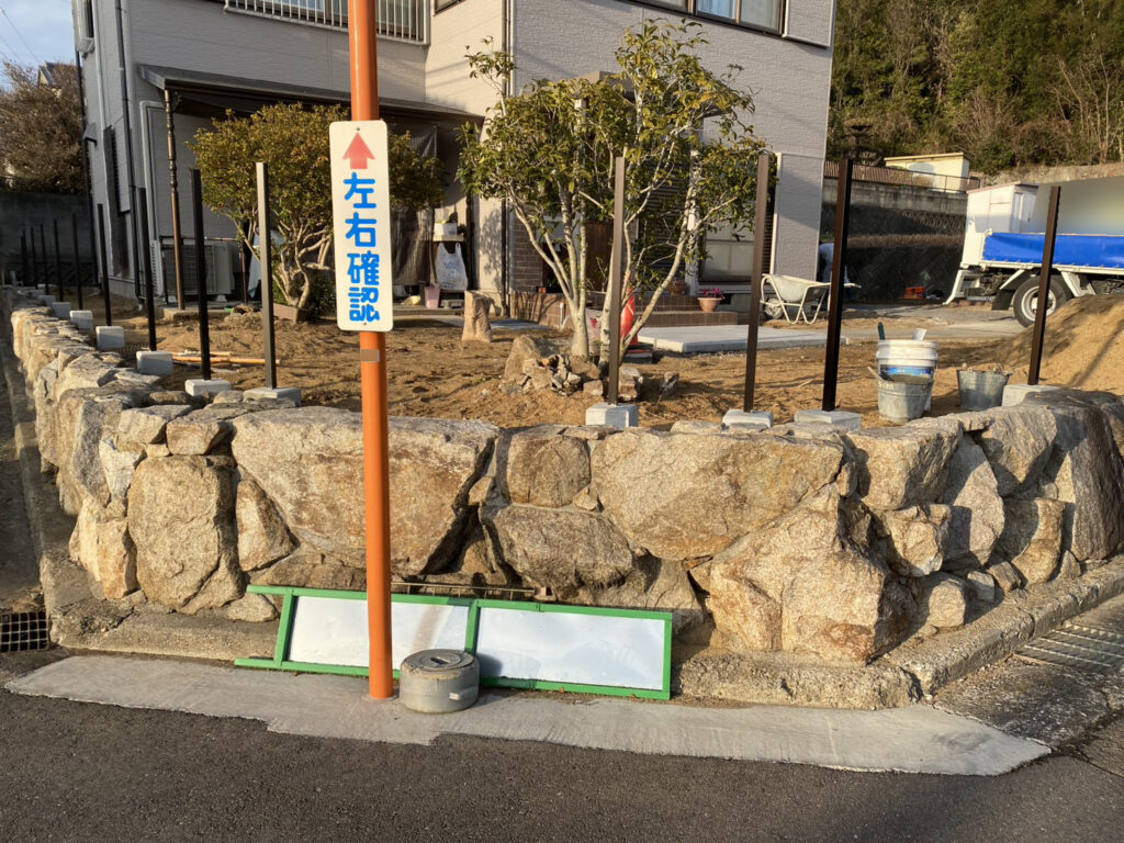 【綾川町Ｓ様邸】庭じまい工事｜生垣の目隠し撤去後は、新たに目隠しフェンスを設置していきます (株)カインズガーデン