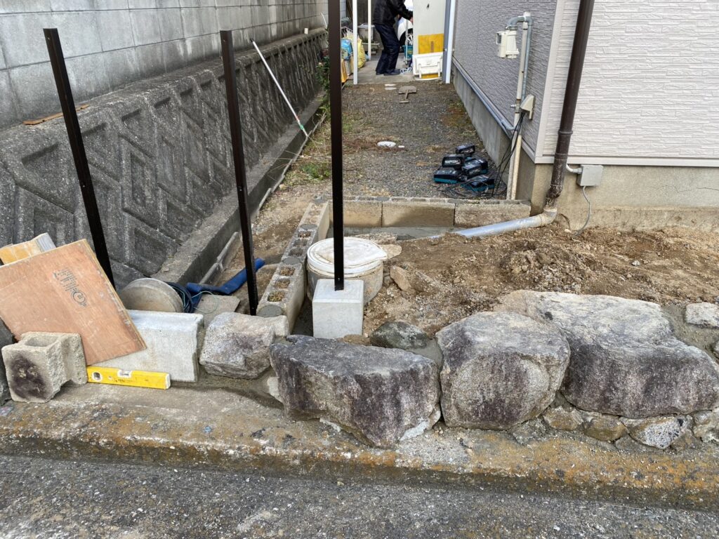 【綾川町Ｓ様邸】庭じまい工事｜生垣の目隠し撤去後は、新たに目隠しフェンスを設置していきます (株)カインズガーデン