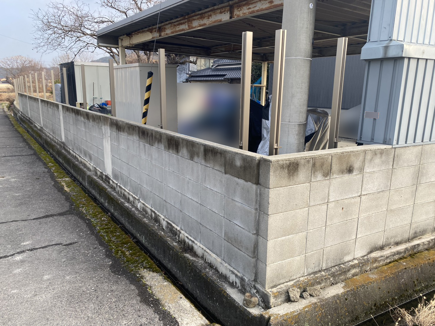 【丸亀市Ｈ様邸】目隠しフェンス工事｜独立基礎とフェンス柱の設置が完了しました (株)カインズガーデン｜香川県の庭仕舞い