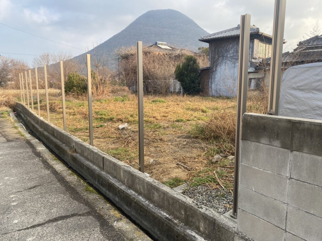 【丸亀市Ｈ様邸】目隠しフェンス工事｜独立基礎とフェンス柱の設置が完了しました (株)カインズガーデン｜香川県の庭仕舞い