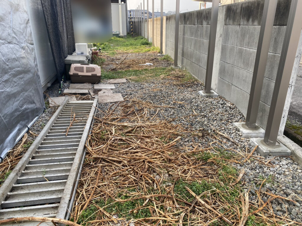 【丸亀市Ｈ様邸】目隠しフェンス工事｜独立基礎とフェンス柱の設置が完了しました (株)カインズガーデン｜香川県の庭仕舞い