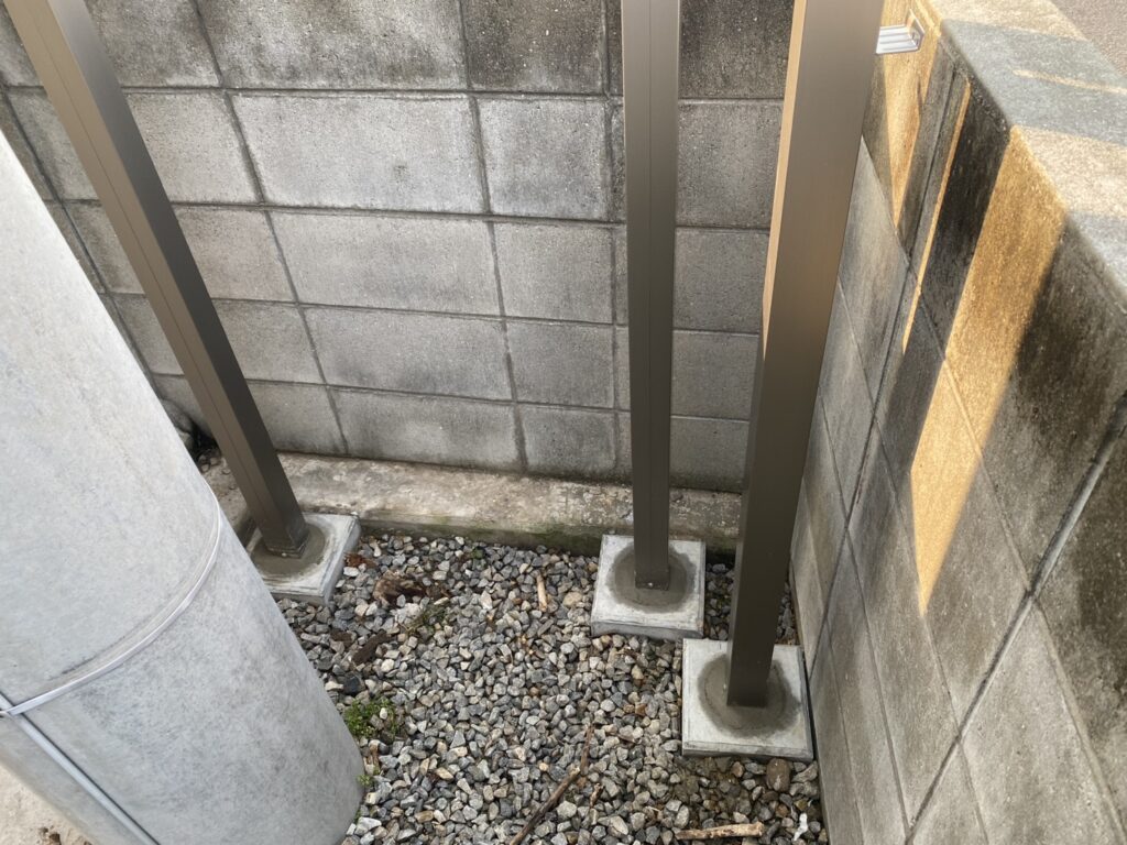 【丸亀市Ｈ様邸】目隠しフェンス工事｜独立基礎とフェンス柱の設置が完了しました (株)カインズガーデン｜香川県の庭仕舞い