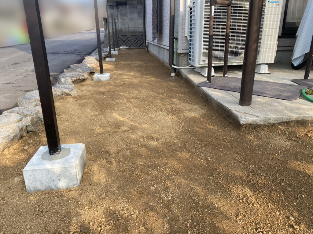 【綾川町Ｓ様邸】庭じまい工事｜生垣の目隠し撤去後は、新たに目隠しフェンスを設置していきます (株)カインズガーデン