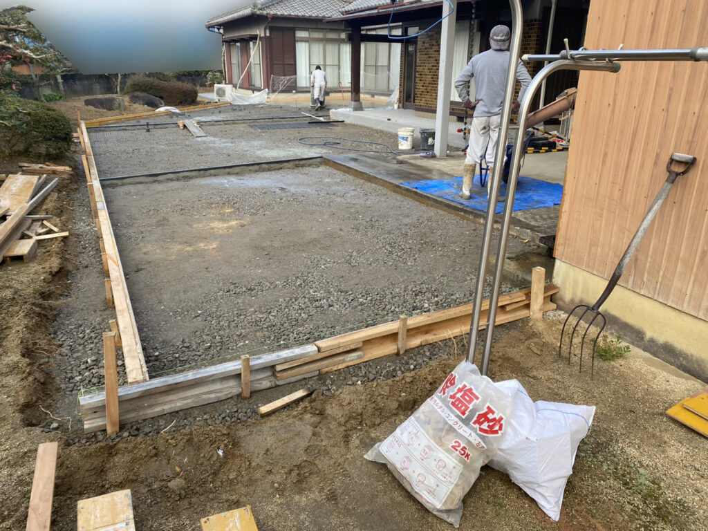 【綾川町Ｔ様邸】雑草対策＆庭じまい工事｜雑草が生えないよう、土間コンクリートを打設します (株)カインズガーデン