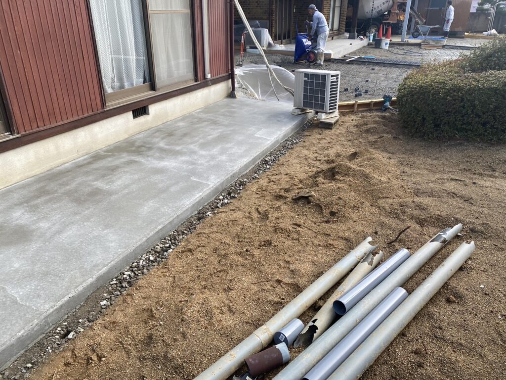 【綾川町Ｔ様邸】雑草対策＆庭じまい工事｜雑草が生えないよう、土間コンクリートを打設します (株)カインズガーデン