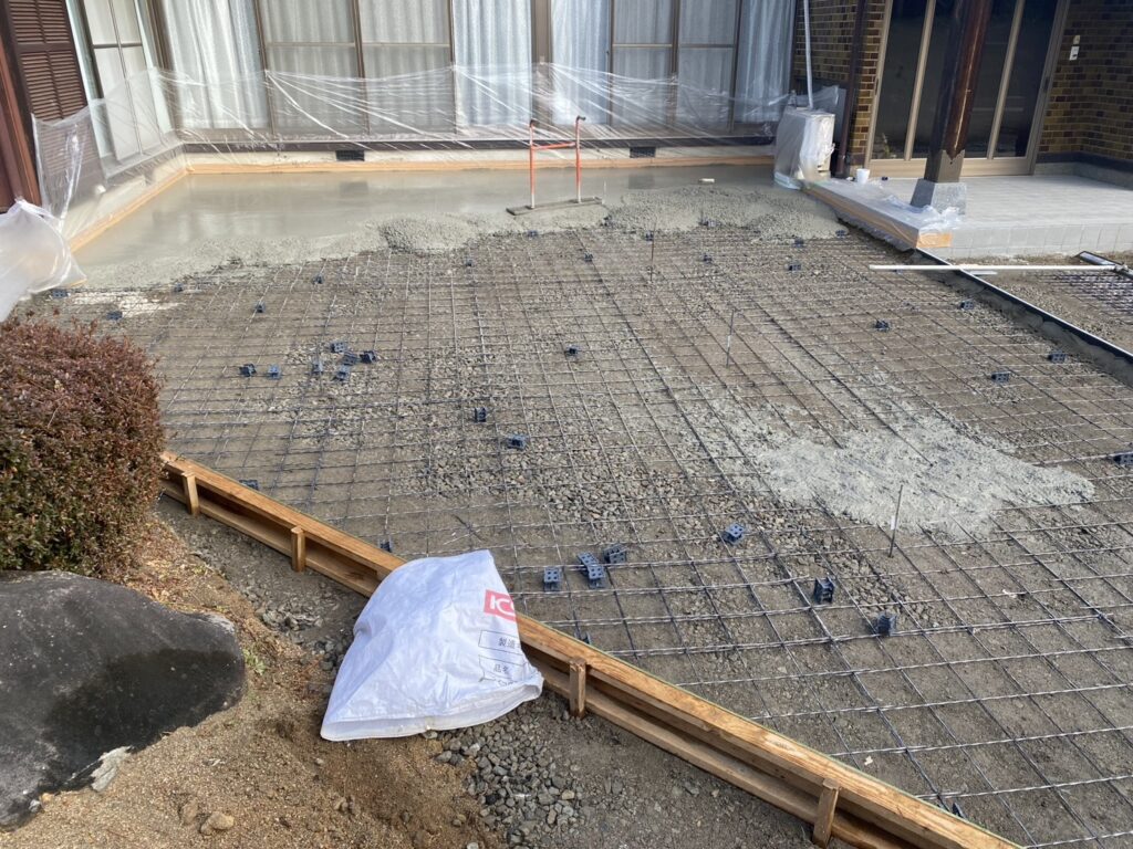 【綾川町Ｔ様邸】雑草対策＆庭じまい工事｜雑草が生えないよう、土間コンクリートを打設します (株)カインズガーデン