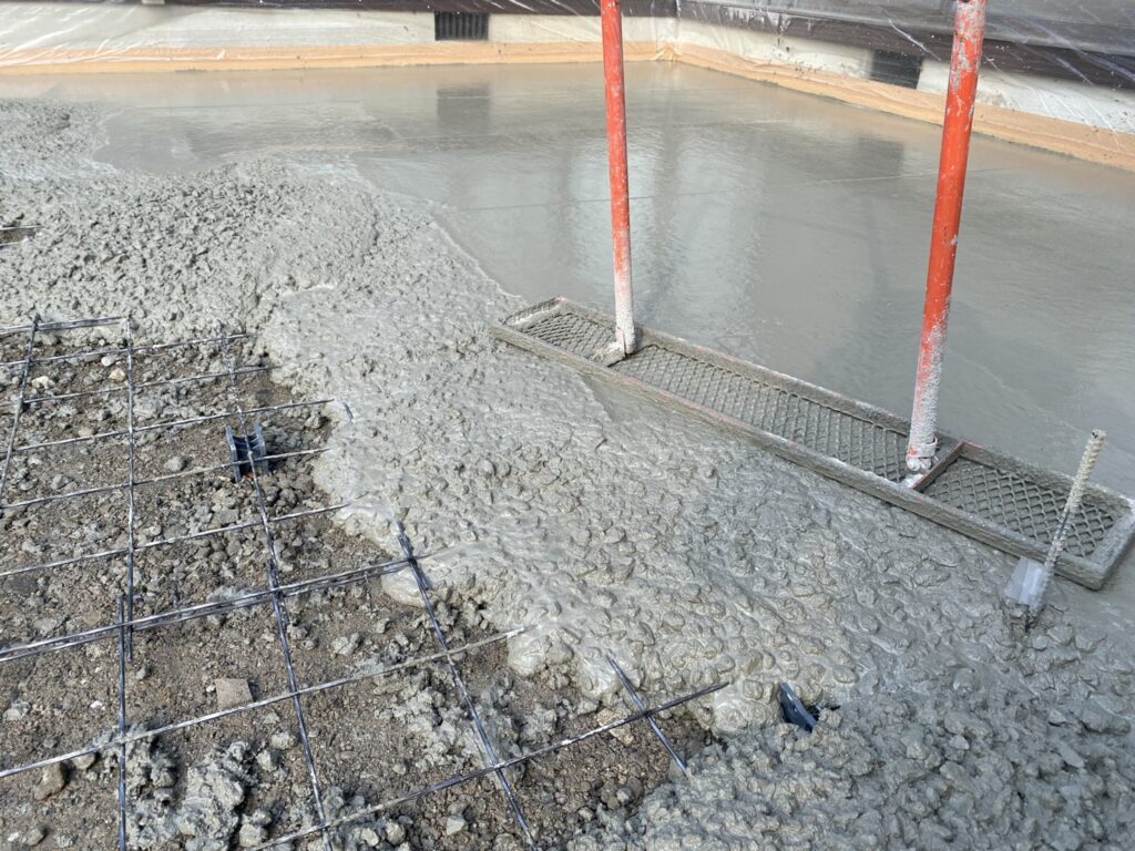 【綾川町Ｔ様邸】雑草対策＆庭じまい工事｜雑草が生えないよう、土間コンクリートを打設します (株)カインズガーデン