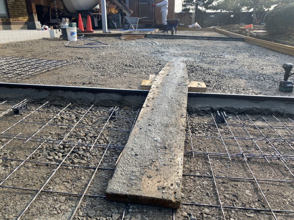 【綾川町Ｔ様邸】雑草対策＆庭じまい工事｜雑草が生えないよう、土間コンクリートを打設します (株)カインズガーデン