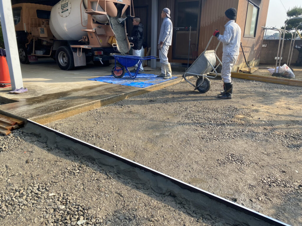 【綾川町Ｔ様邸】雑草対策＆庭じまい工事｜雑草が生えないよう、土間コンクリートを打設します (株)カインズガーデン