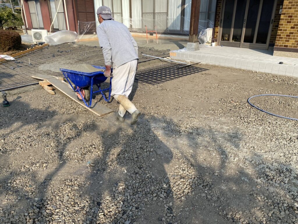 【綾川町Ｔ様邸】雑草対策＆庭じまい工事｜雑草が生えないよう、土間コンクリートを打設します (株)カインズガーデン