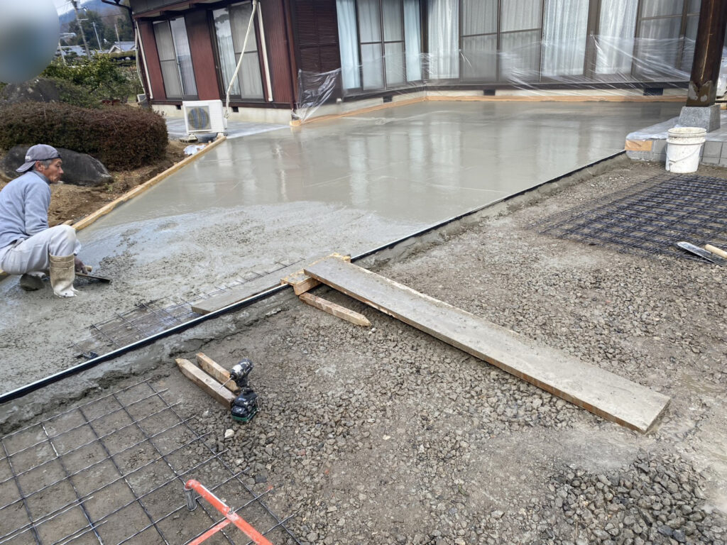 【綾川町Ｔ様邸】雑草対策＆庭じまい工事｜雑草が生えないよう、土間コンクリートを打設します (株)カインズガーデン