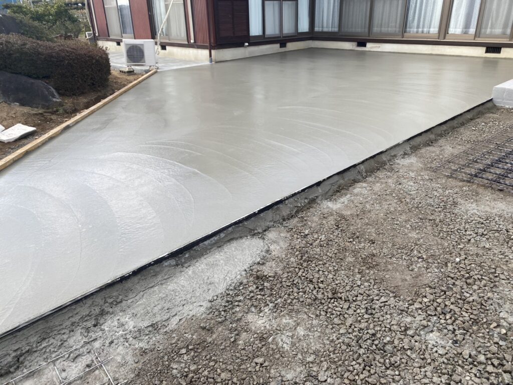 【綾川町Ｔ様邸】雑草対策＆庭じまい工事｜雑草が生えないよう、土間コンクリートを打設します (株)カインズガーデン