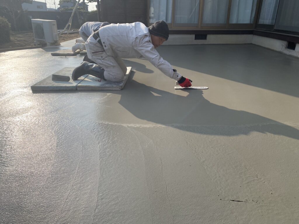 【綾川町Ｔ様邸】雑草対策＆庭じまい工事｜雑草が生えないよう、土間コンクリートを打設します (株)カインズガーデン