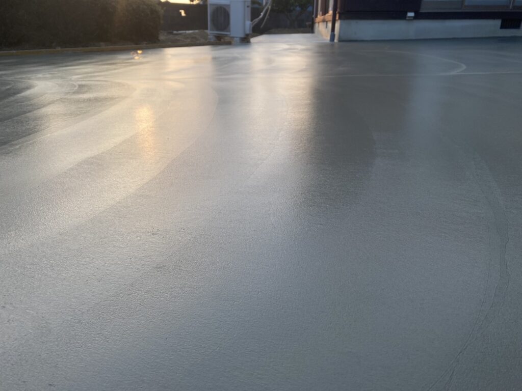 【綾川町Ｔ様邸】雑草対策＆庭じまい工事｜雑草が生えないよう、土間コンクリートを打設します (株)カインズガーデン