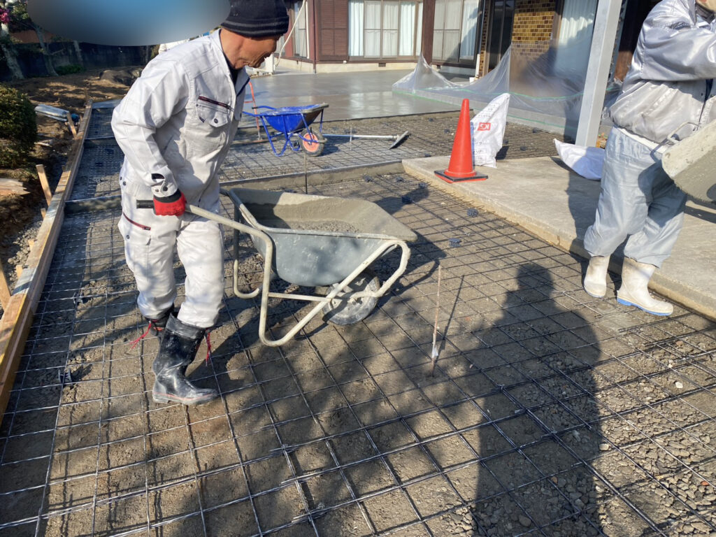 【綾川町Ｔ様邸】雑草対策＆庭じまい工事｜雑草が生えないよう、土間コンクリートを打設します (株)カインズガーデン