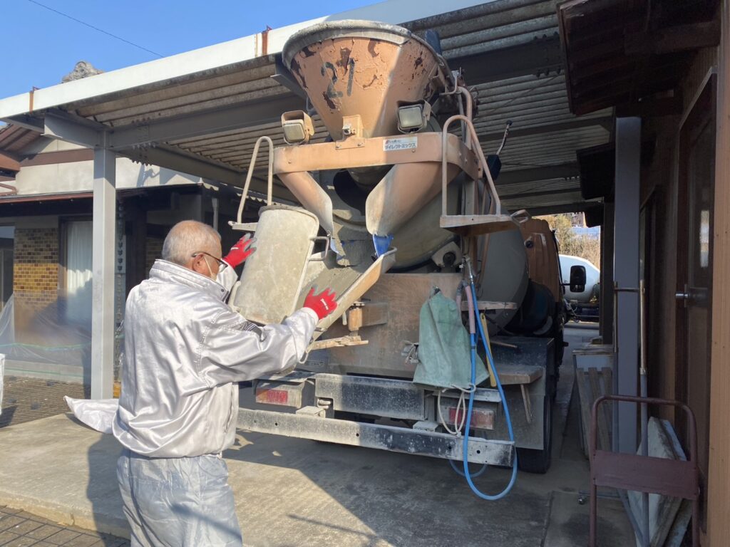 【綾川町Ｔ様邸】雑草対策＆庭じまい工事｜雑草が生えないよう、土間コンクリートを打設します (株)カインズガーデン