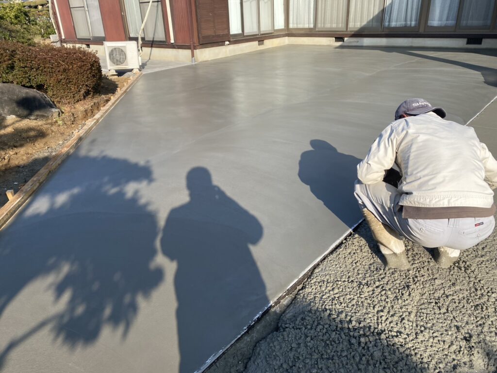 【綾川町Ｔ様邸】雑草対策＆庭じまい工事｜雑草が生えないよう、土間コンクリートを打設します (株)カインズガーデン