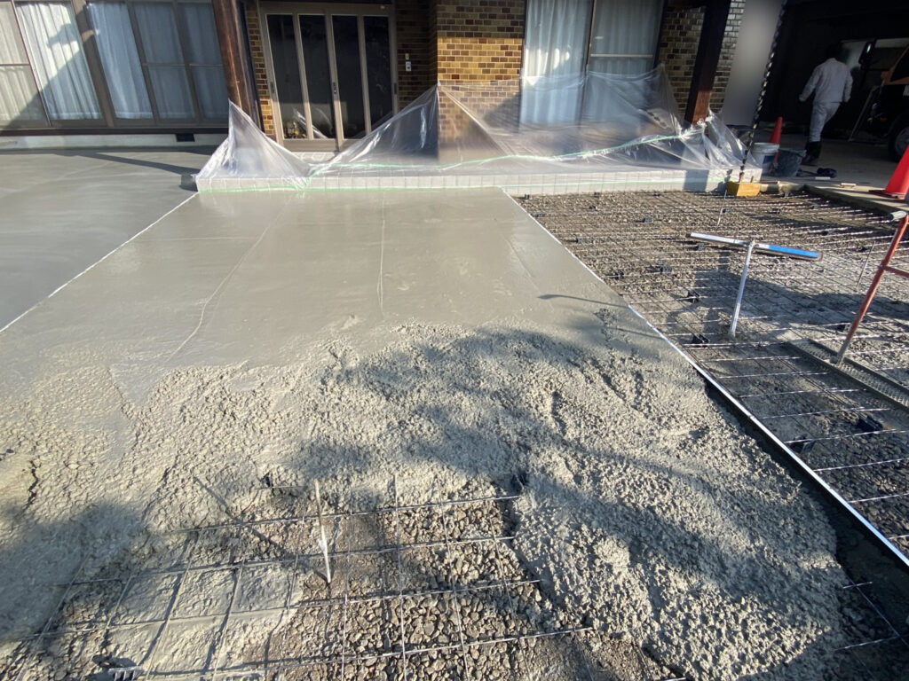 【綾川町Ｔ様邸】雑草対策＆庭じまい工事｜雑草が生えないよう、土間コンクリートを打設します (株)カインズガーデン