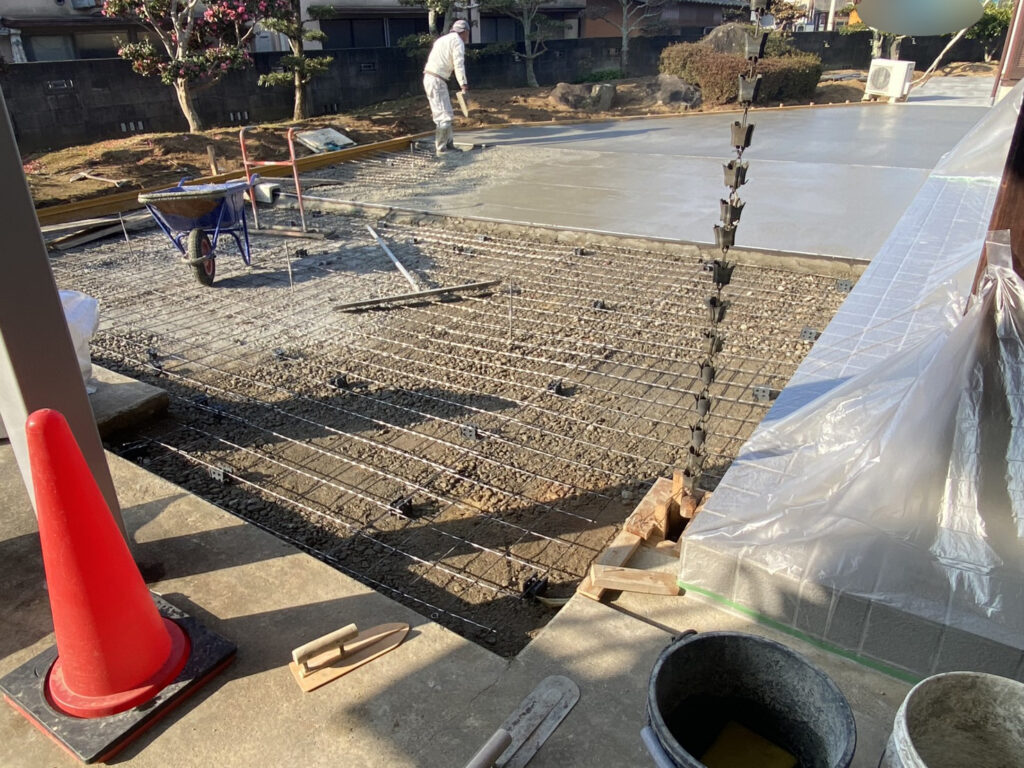 【綾川町Ｔ様邸】雑草対策＆庭じまい工事｜雑草が生えないよう、土間コンクリートを打設します (株)カインズガーデン