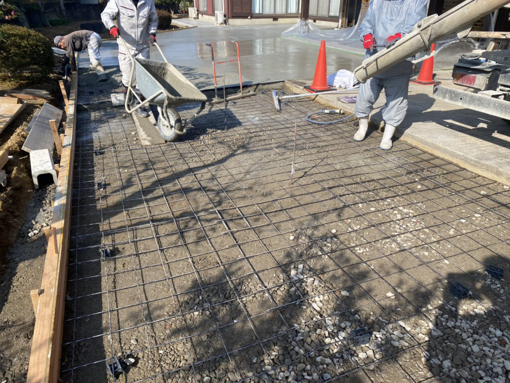 【綾川町Ｔ様邸】雑草対策＆庭じまい工事｜雑草が生えないよう、土間コンクリートを打設します (株)カインズガーデン