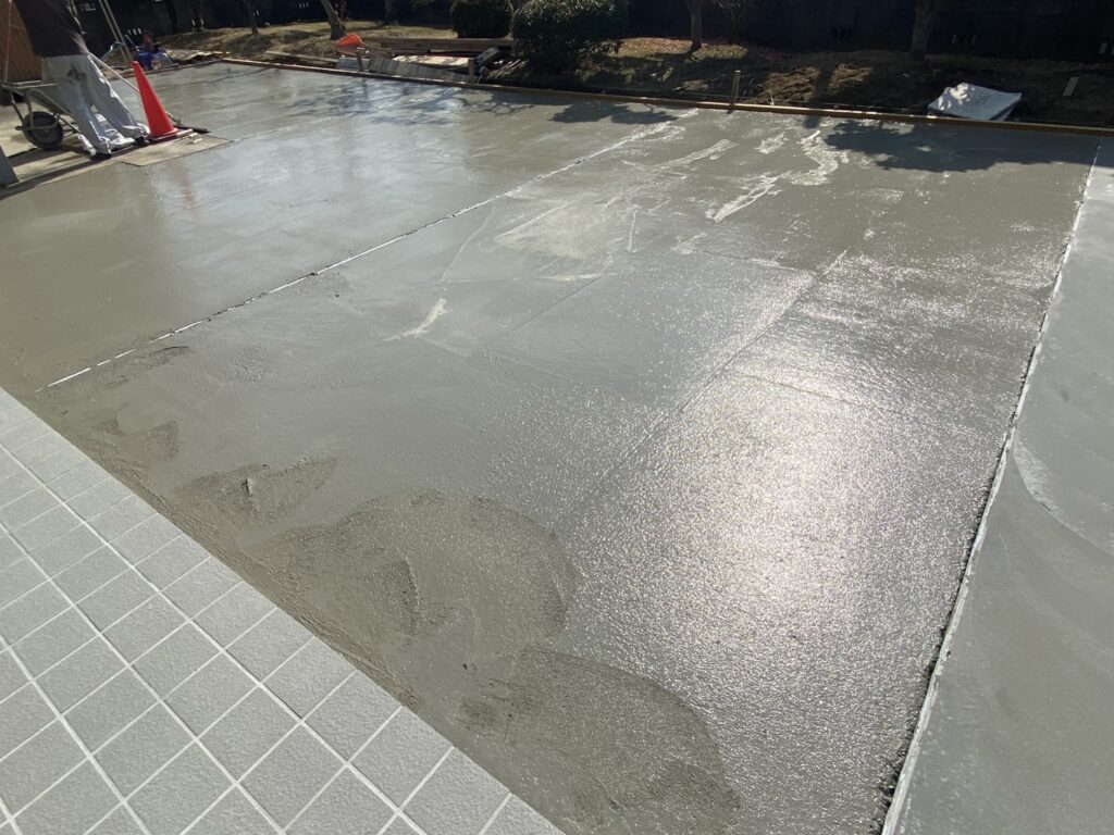 【綾川町Ｔ様邸】雑草対策＆庭じまい工事｜雑草が生えないよう、土間コンクリートを打設します (株)カインズガーデン