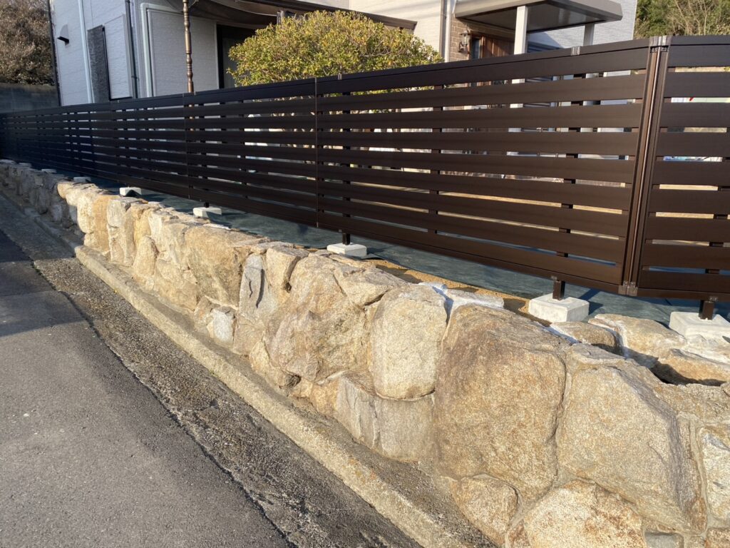 【綾川町Ｓ様邸】庭じまい工事｜目隠しフェンス完了✨土スペースの雑草対策に、防草シートを敷きます (株)カインズガーデン