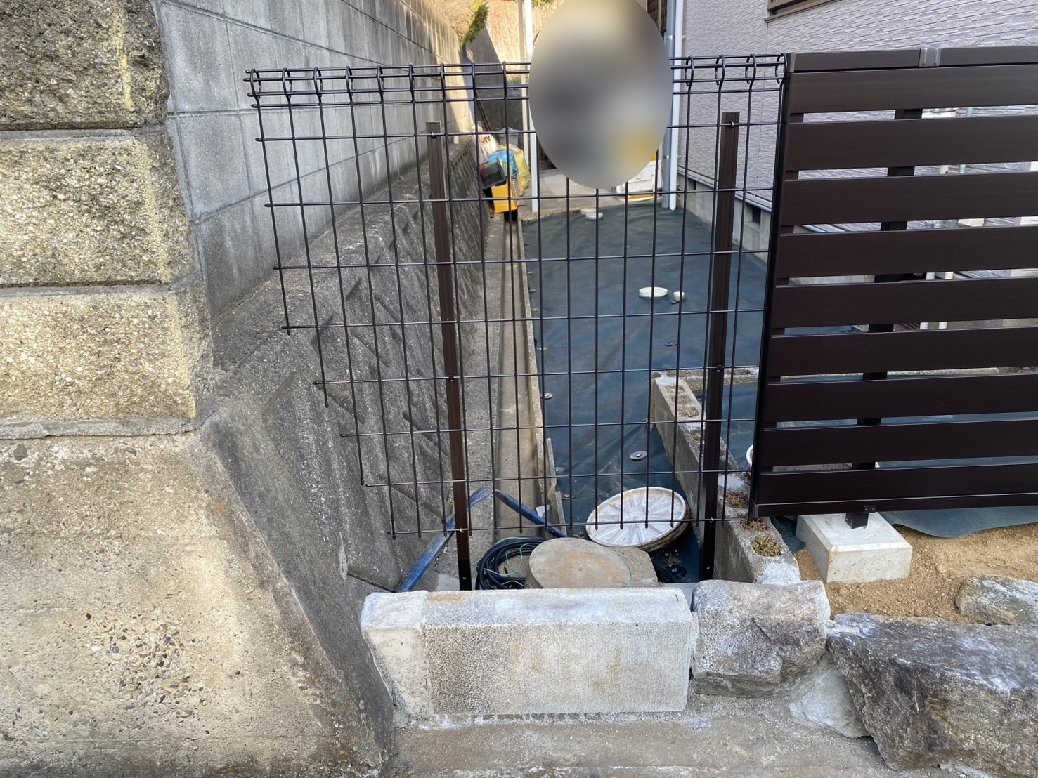 【綾川町Ｓ様邸】庭じまい工事｜目隠しフェンス完了✨土スペースの雑草対策に、防草シートを敷きます (株)カインズガーデン