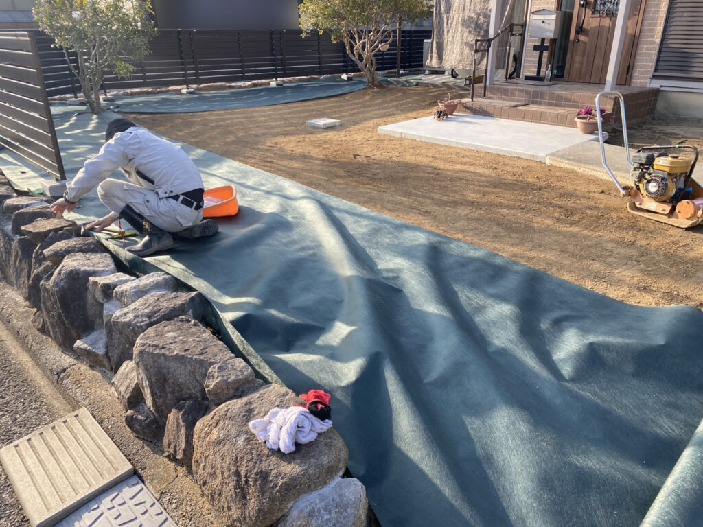 【綾川町Ｓ様邸】庭じまい工事｜目隠しフェンス完了✨土スペースの雑草対策に、防草シートを敷きます (株)カインズガーデン