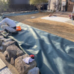 【綾川町Ｓ様邸】庭じまい工事｜目隠しフェンス完了✨土スペースの雑草対策に、防草シートを敷きます (株)カインズガーデン