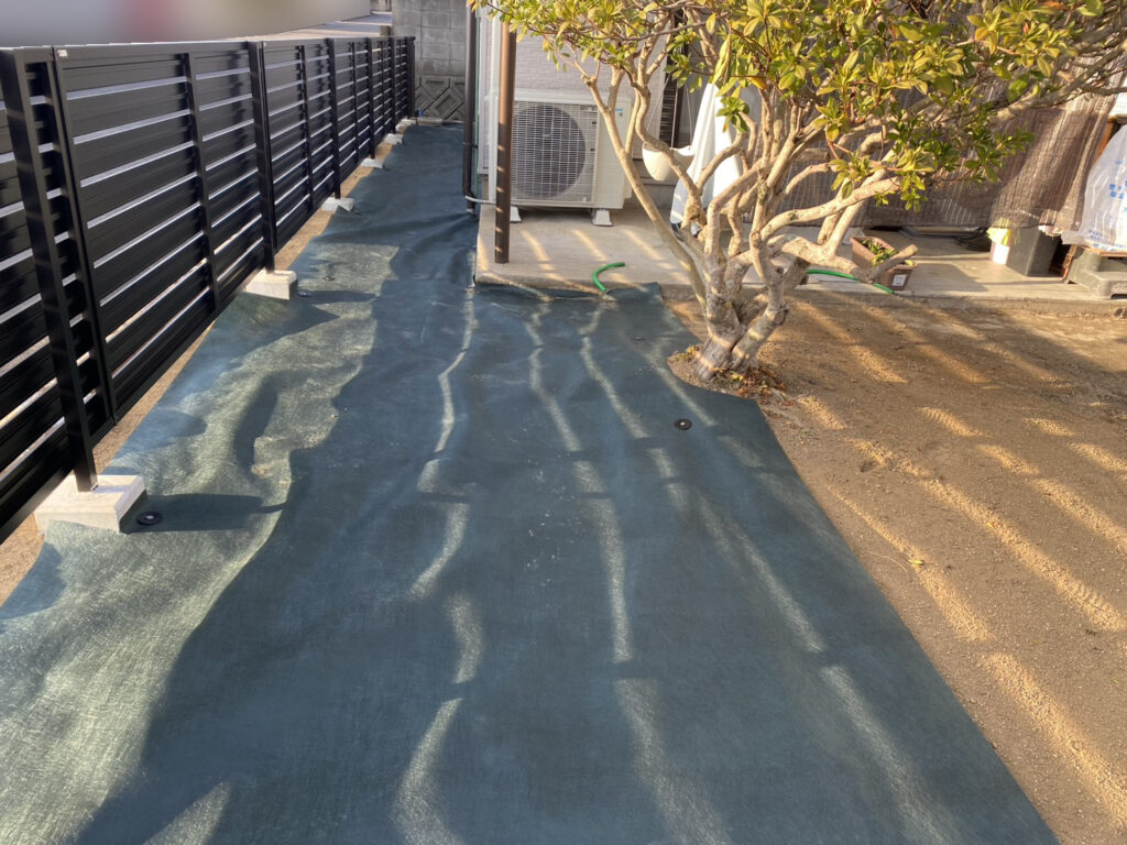 【綾川町Ｓ様邸】庭じまい工事｜目隠しフェンス完了✨土スペースの雑草対策に、防草シートを敷きます (株)カインズガーデン