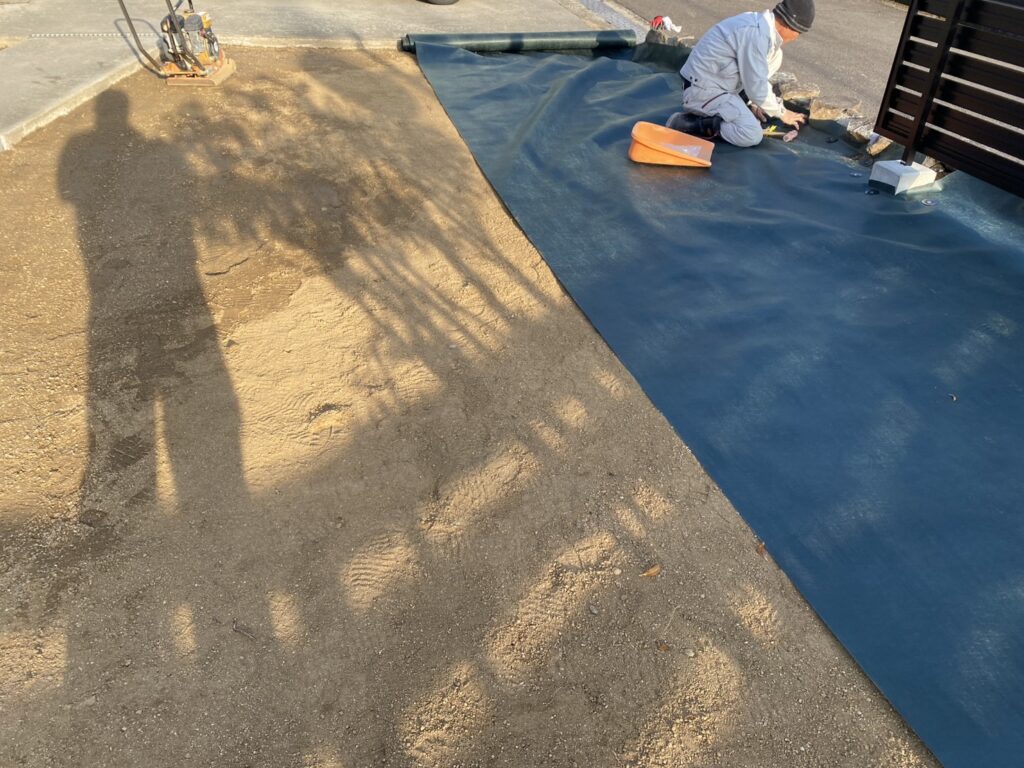 【綾川町Ｓ様邸】庭じまい工事｜目隠しフェンス完了✨土スペースの雑草対策に、防草シートを敷きます (株)カインズガーデン