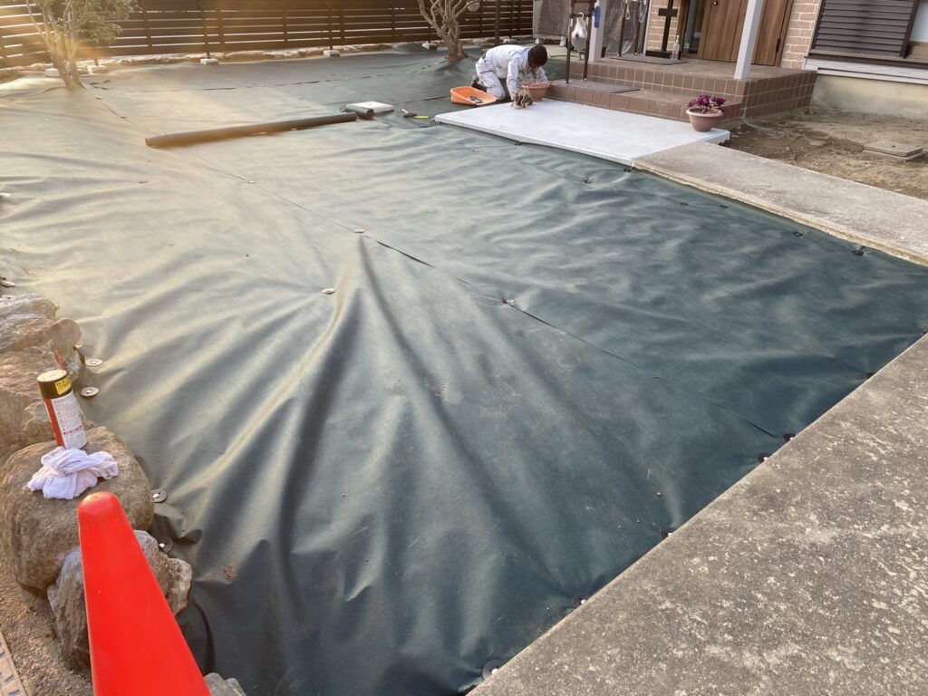 【綾川町Ｓ様邸】庭じまい工事｜目隠しフェンス完了✨土スペースの雑草対策に、防草シートを敷きます (株)カインズガーデン
