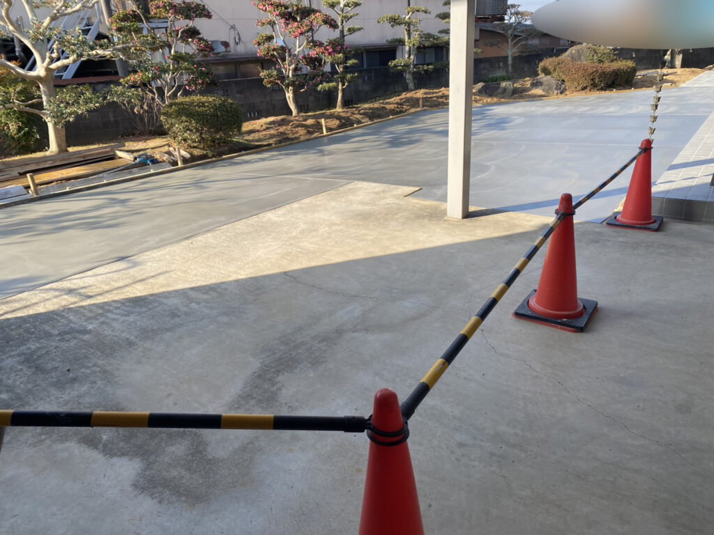 【綾川町Ｔ様邸】雑草対策＆庭じまい工事｜雑草が生えないよう、土間コンクリートを打設します (株)カインズガーデン