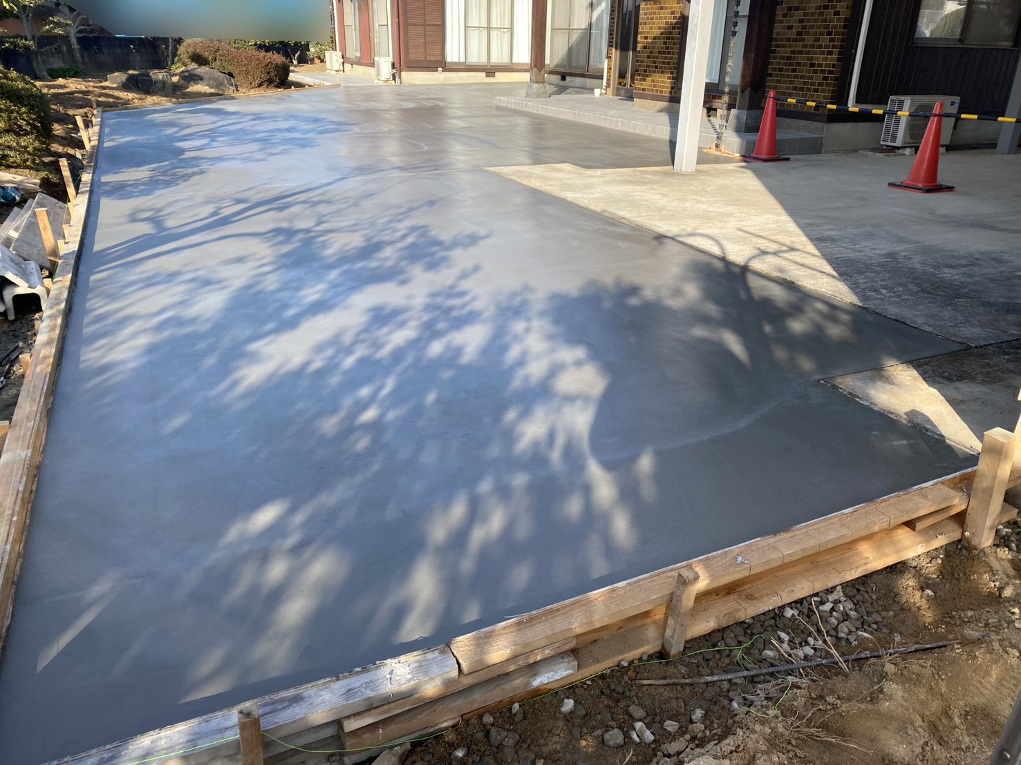 【綾川町Ｔ様邸】雑草対策＆庭じまい工事｜雑草が生えないよう、土間コンクリートを打設します (株)カインズガーデン